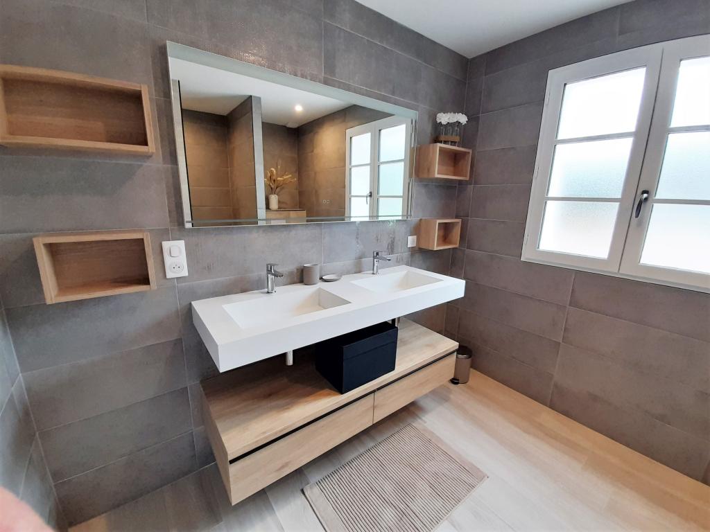 Villa Zeruko Izarra 5* climatisée, piscine chauffée dans un des "Plus beaux villages de France". Tout à proximité : Plages, Sports, Loisirs, Tourisme