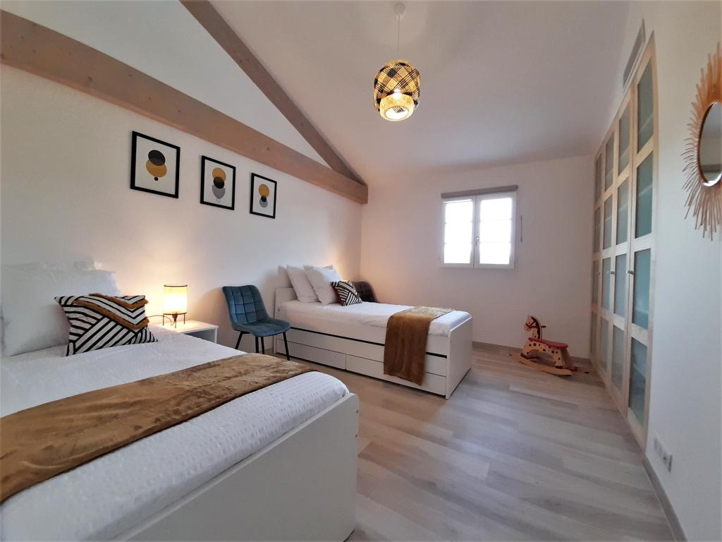 Villa Zeruko Izarra 5* climatisée, piscine chauffée dans un des "Plus beaux villages de France". Tout à proximité : Plages, Sports, Loisirs, Tourisme