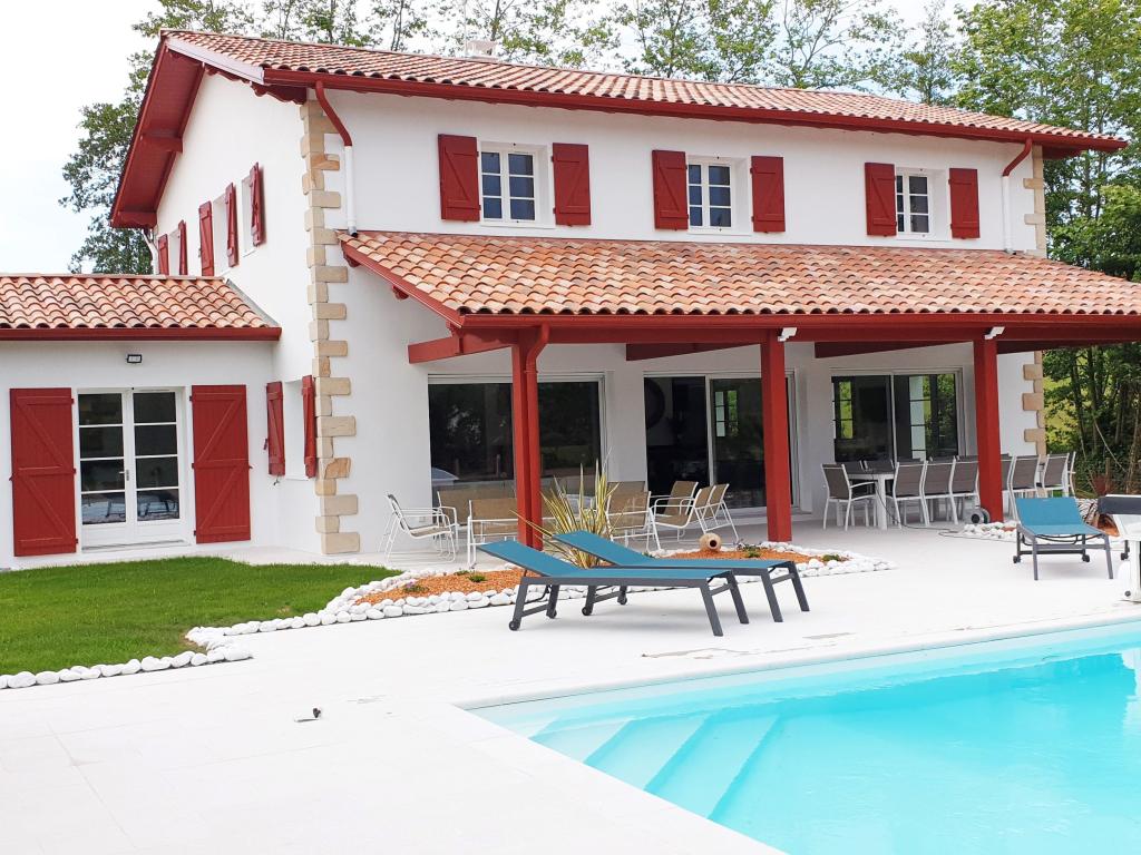 Villa Zeruko Izarra 5* climatisée, piscine chauffée dans un des "Plus beaux villages de France". Tout à proximité : Plages, Sports, Loisirs, Tourisme