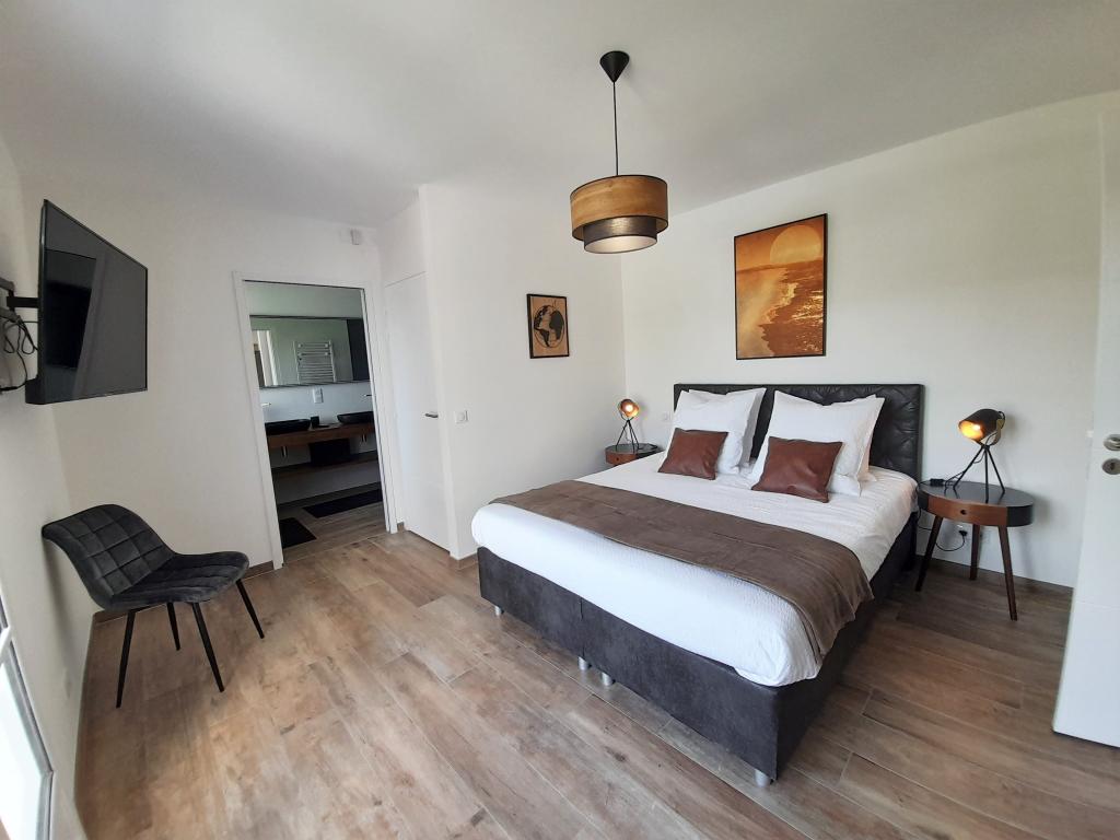Villa Zeruko Izarra 5* climatisée, piscine chauffée dans un des "Plus beaux villages de France". Tout à proximité : Plages, Sports, Loisirs, Tourisme