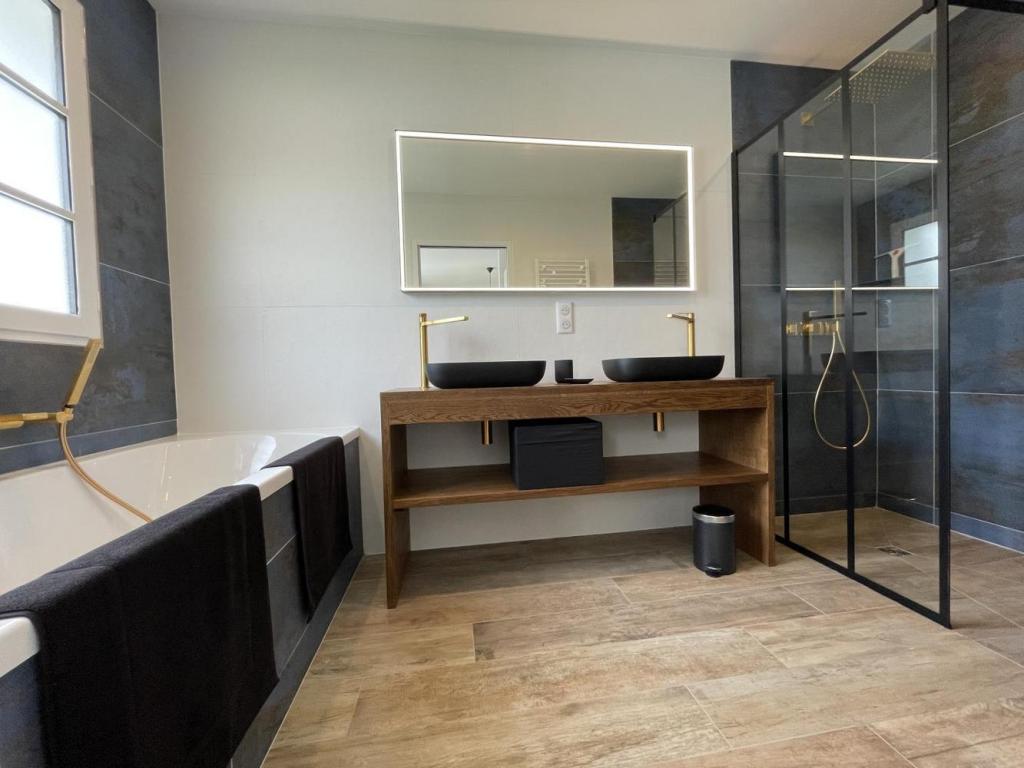 Villa Zeruko Izarra 5* climatisée, piscine chauffée dans un des "Plus beaux villages de France". Tout à proximité : Plages, Sports, Loisirs, Tourisme