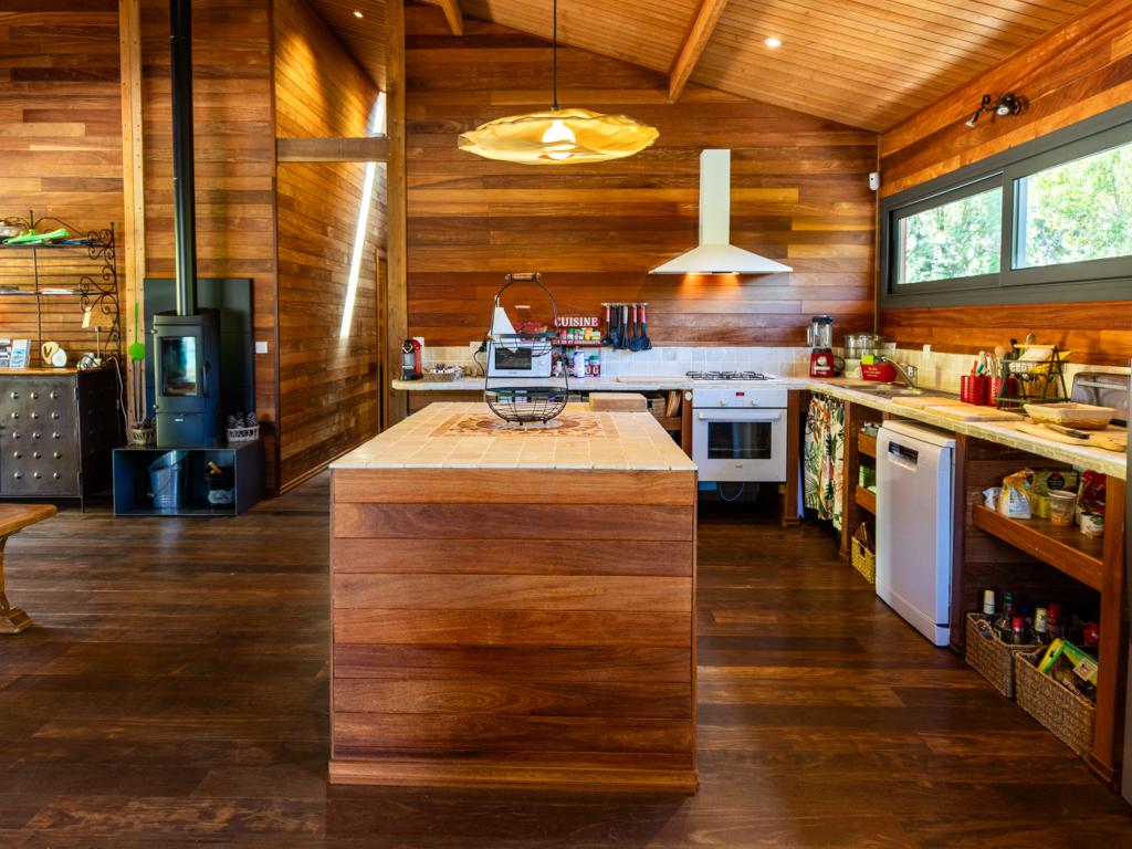 Villa tout en bois exotique dans le maquis, piscine privée chauffée jacuzzi