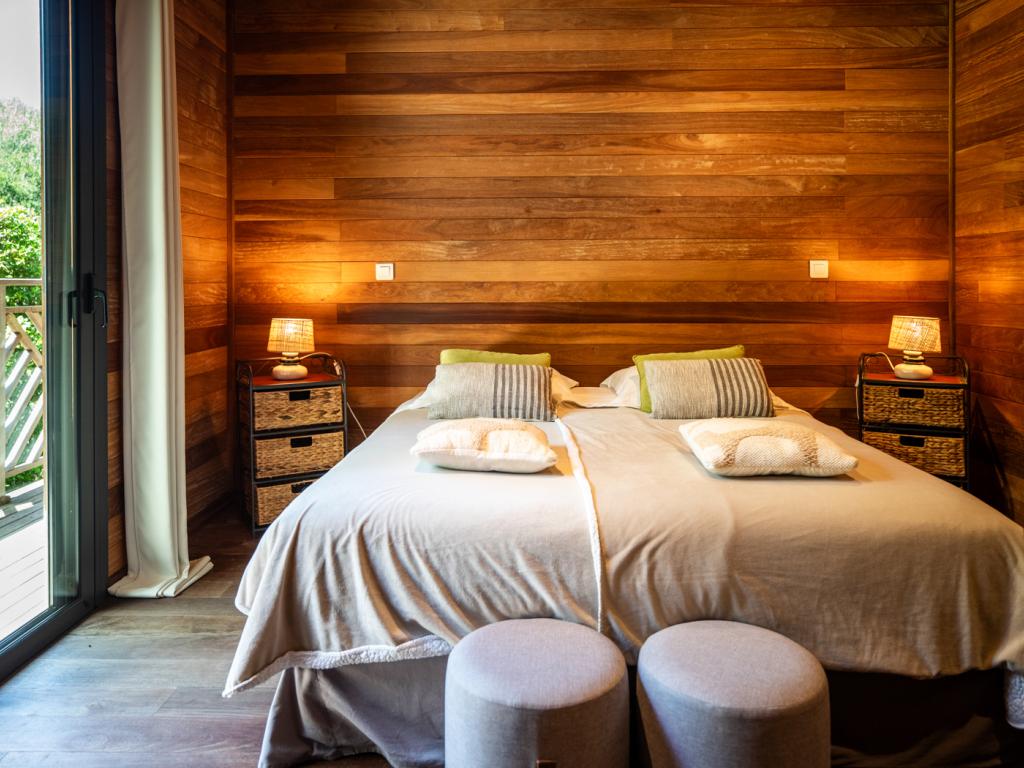 Villa tout en bois exotique dans le maquis, piscine privée chauffée jacuzzi
