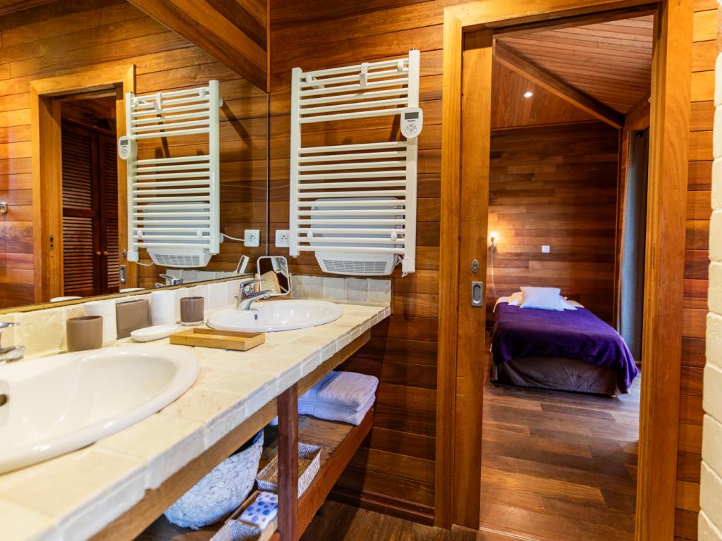 Villa tout en bois exotique dans le maquis, piscine privée chauffée jacuzzi