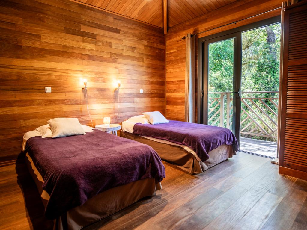 Villa tout en bois exotique dans le maquis, piscine privée chauffée jacuzzi