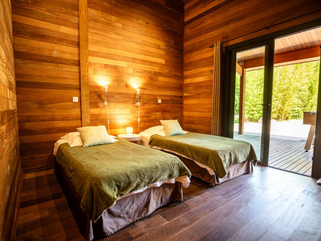 Villa tout en bois exotique dans le maquis, piscine privée chauffée jacuzzi