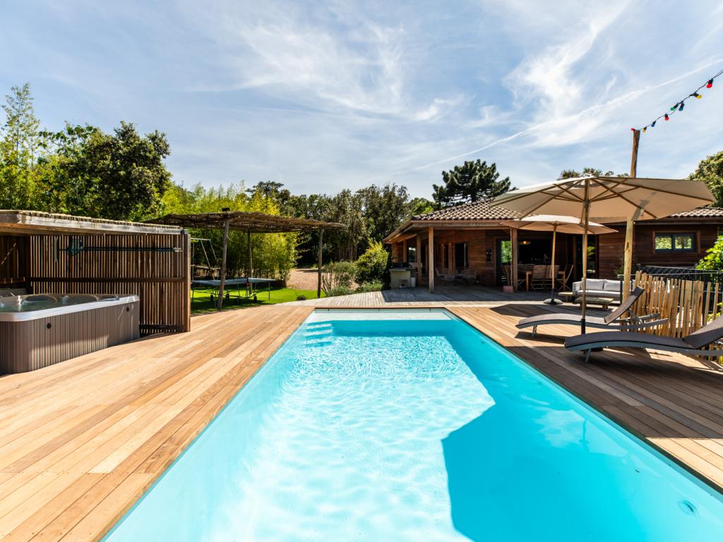 Villa tout en bois exotique dans le maquis, piscine privée chauffée jacuzzi
