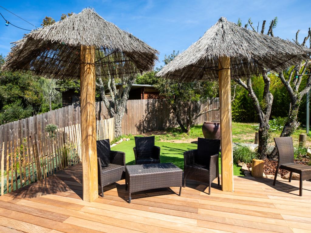 Villa tout en bois exotique dans le maquis, piscine privée chauffée jacuzzi