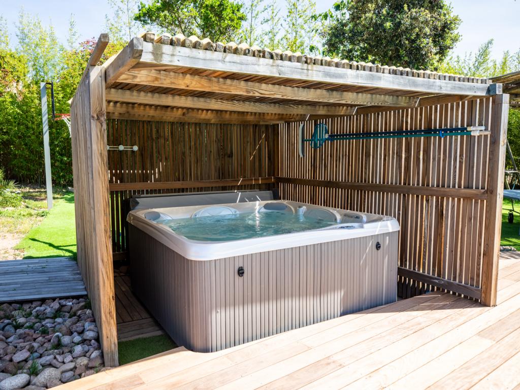 Villa tout en bois exotique dans le maquis, piscine privée chauffée jacuzzi