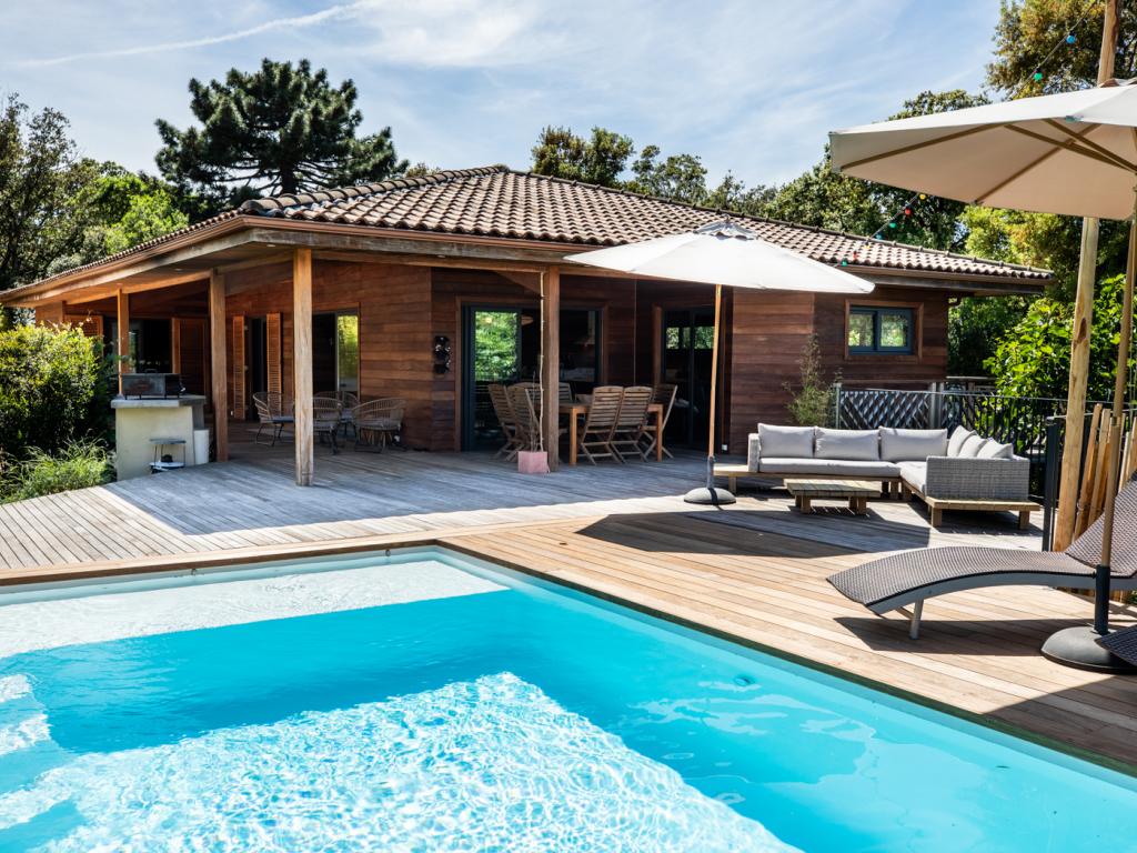 Villa tout en bois exotique dans le maquis, piscine privée chauffée jacuzzi