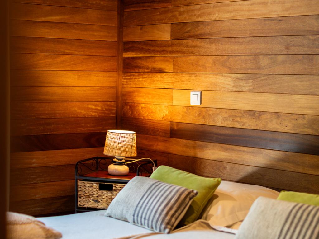 Villa tout en bois exotique dans le maquis, piscine privée chauffée jacuzzi