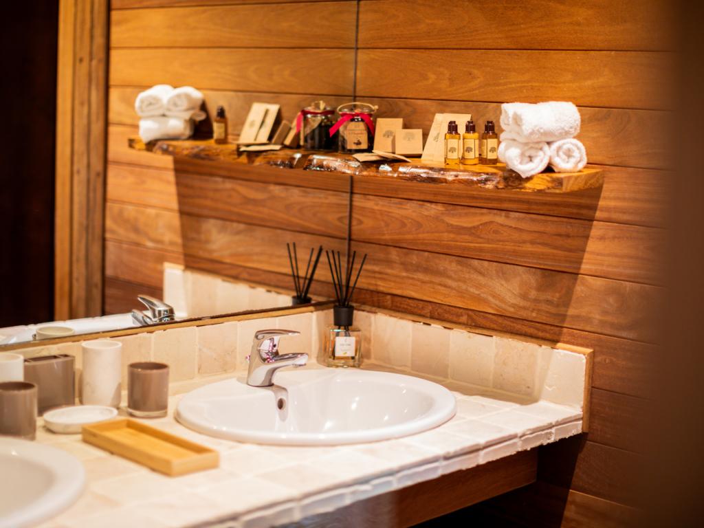Villa tout en bois exotique dans le maquis, piscine privée chauffée jacuzzi