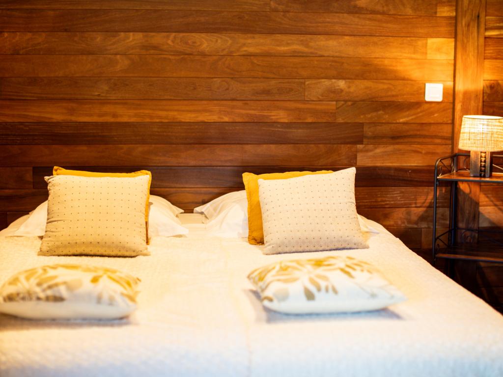 Villa tout en bois exotique dans le maquis, piscine privée chauffée jacuzzi