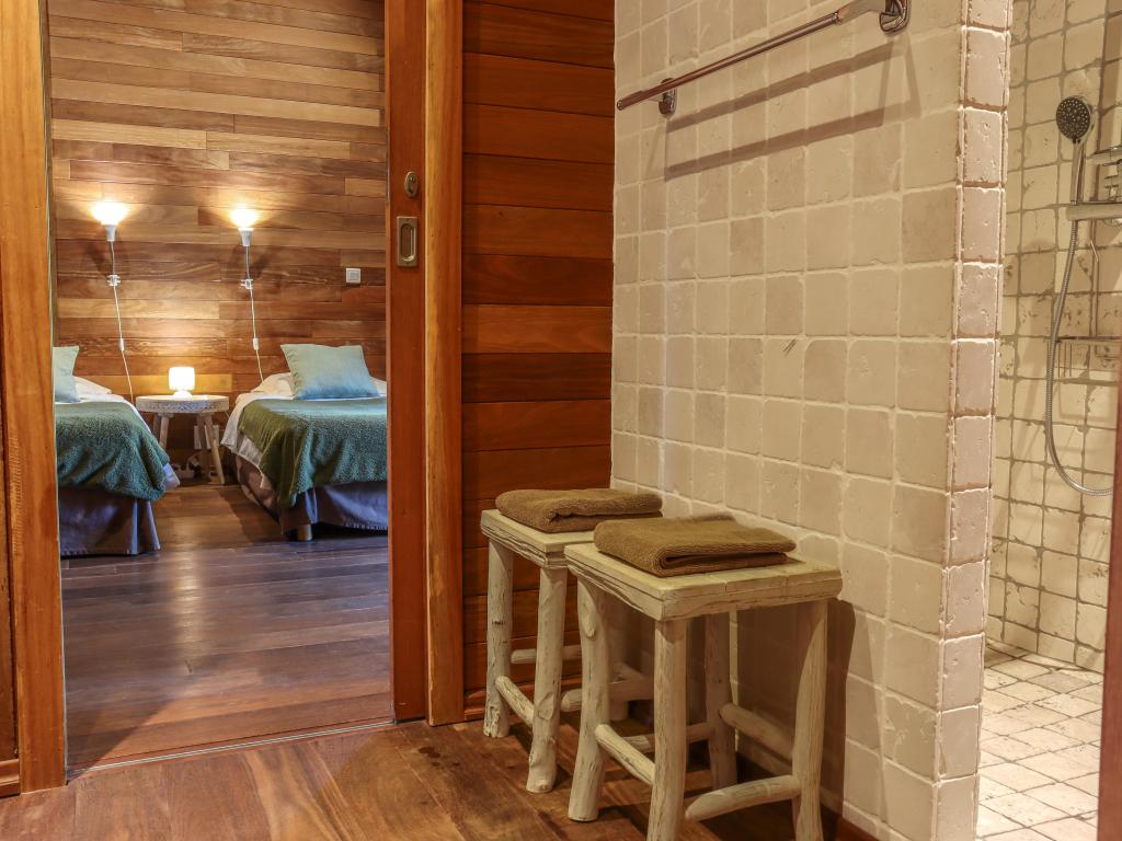 Villa tout en bois exotique dans le maquis, piscine privée chauffée jacuzzi