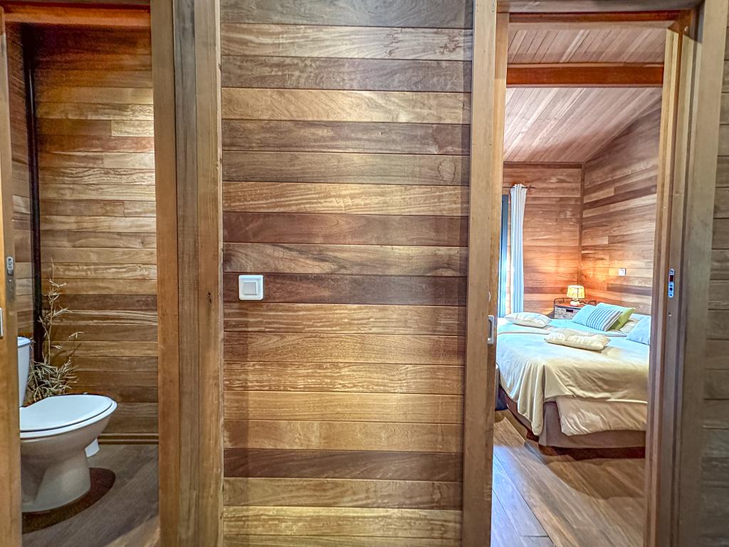 Villa tout en bois exotique dans le maquis, piscine privée chauffée jacuzzi