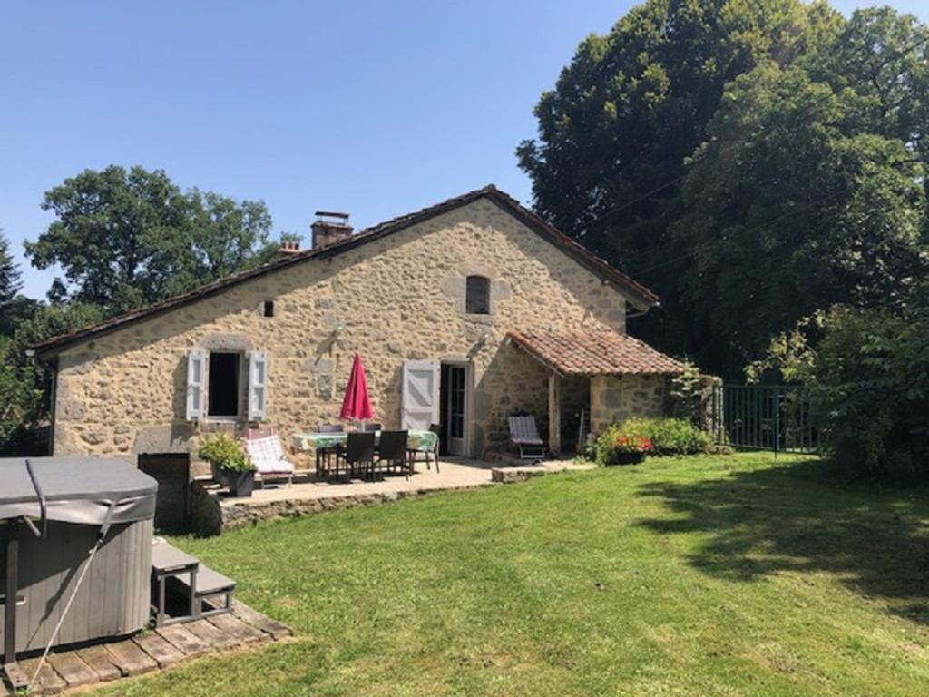 Cantal Gite rénové avec Jacuzzi privé dans le jardin et pêche à l'étang privé.