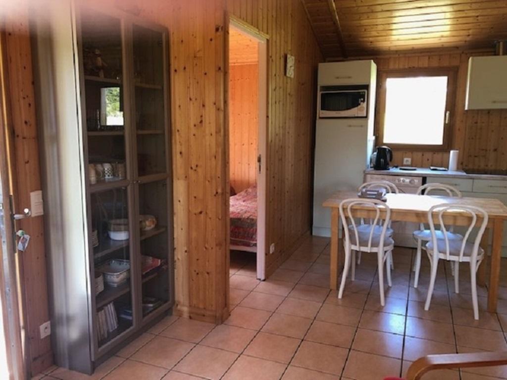 Cantal Chalet en bois avec étang de pêche privé sur place.