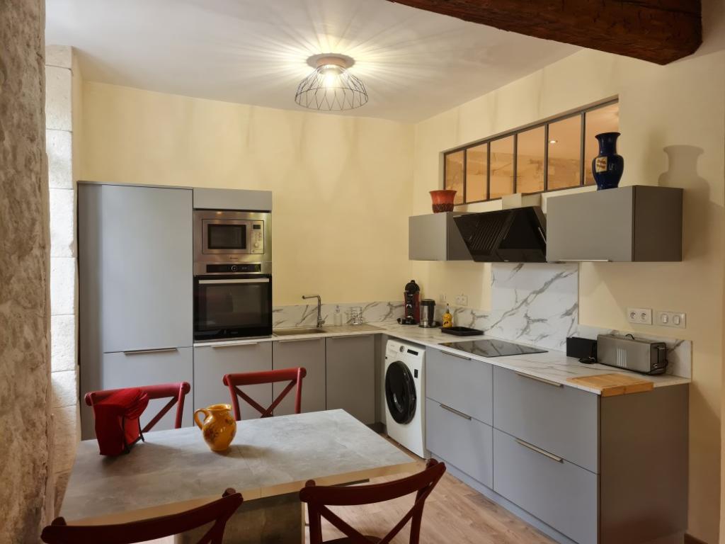 Location saisonnière à Saint Rémy en Provence d'un appartement T1 situé au centre ville et disposant de tous les aménagements pour rendre un séjour agréable