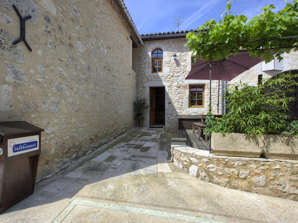 Une ancienne maison, en pierre apparente, de 60 m² avec étage et située dans un lieu dit très calme et entouré de vignes de bois et de prés.