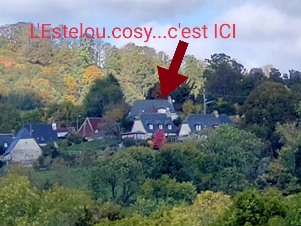 Maison traditionnelle dans les Monts du Cantal, au coeur des grands espaces,  avec piscine privée