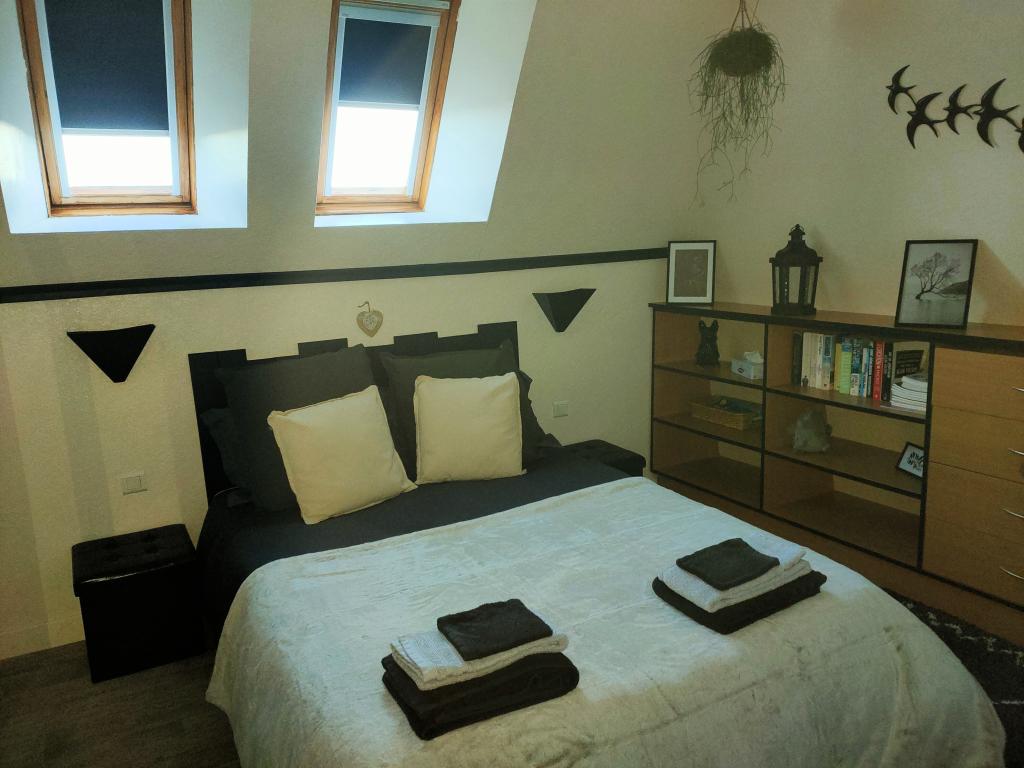 Maison traditionnelle dans les Monts du Cantal, au coeur des grands espaces,  avec piscine privée