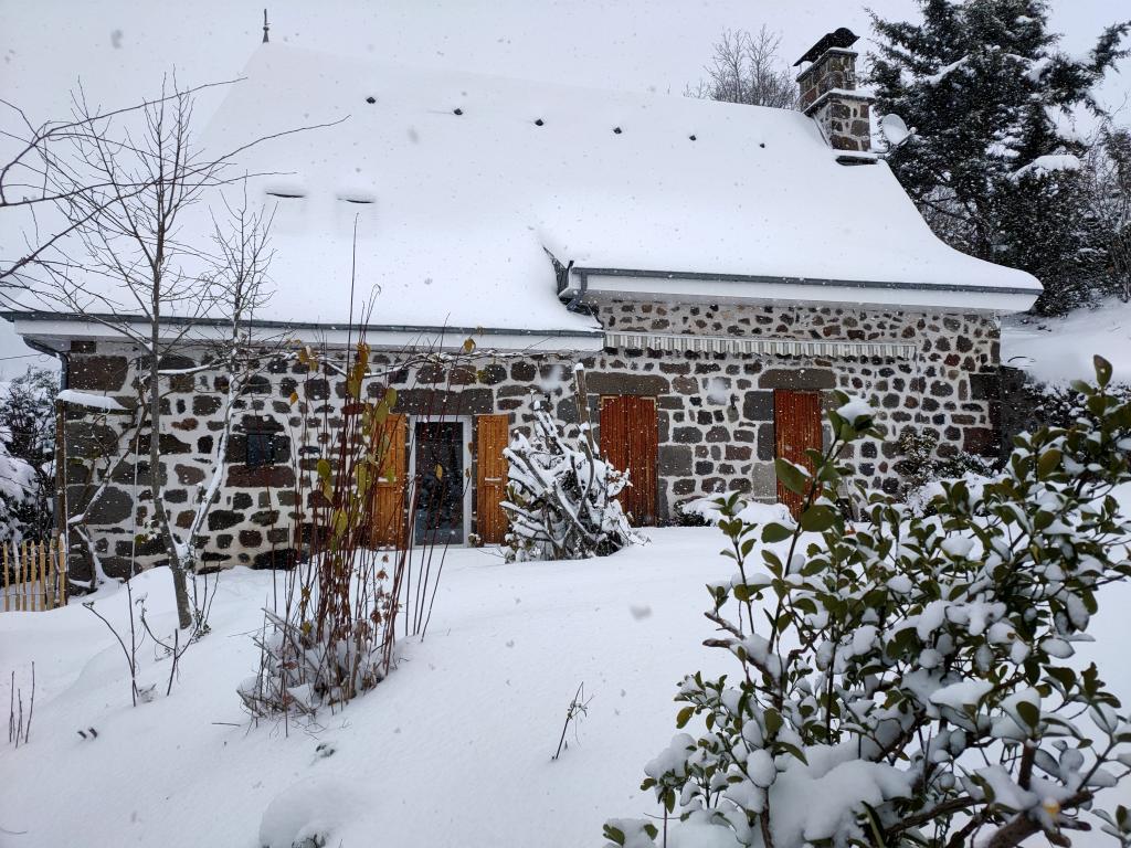 Maison traditionnelle dans les Monts du Cantal, au coeur des grands espaces,  avec piscine privée