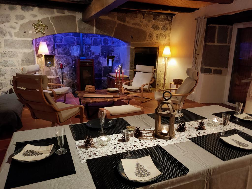 Maison traditionnelle dans les Monts du Cantal, au coeur des grands espaces,  avec piscine privée
