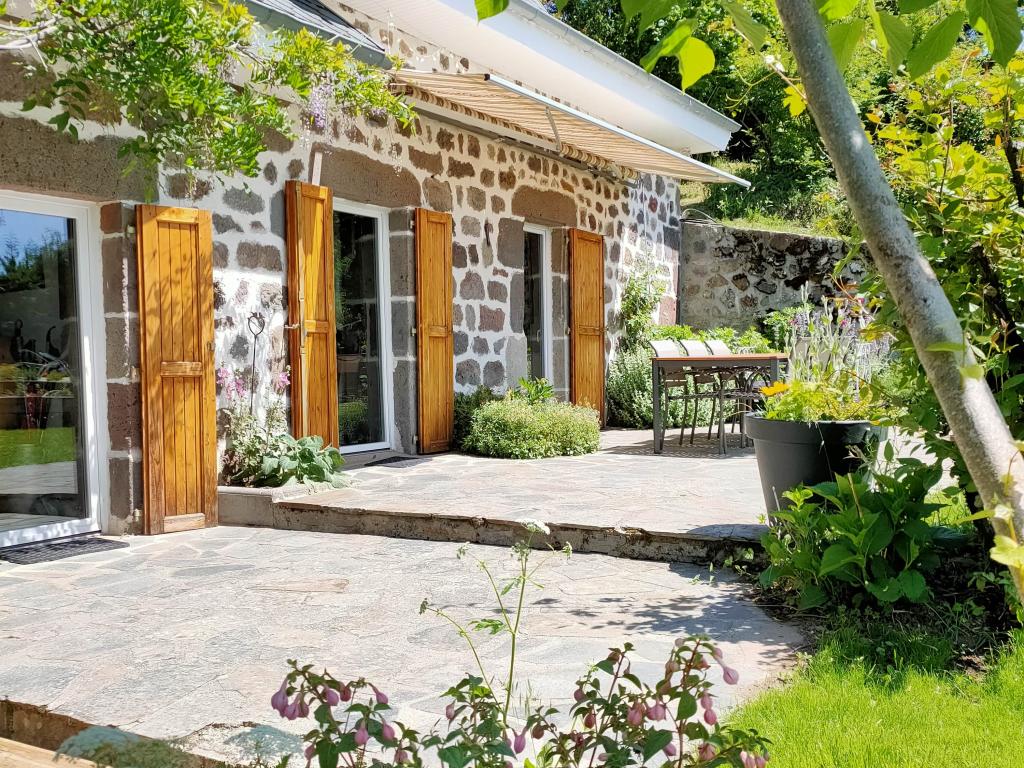 Maison traditionnelle dans les Monts du Cantal, au coeur des grands espaces,  avec piscine privée