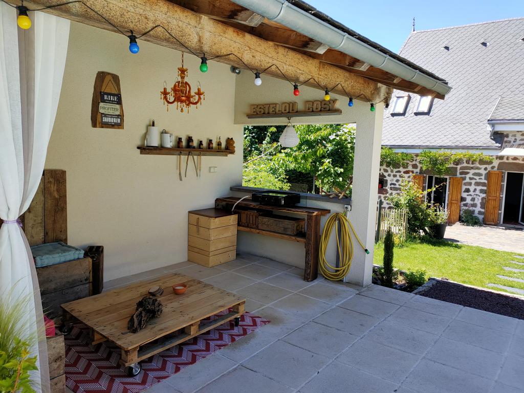 Maison traditionnelle dans les Monts du Cantal, au coeur des grands espaces,  avec piscine privée