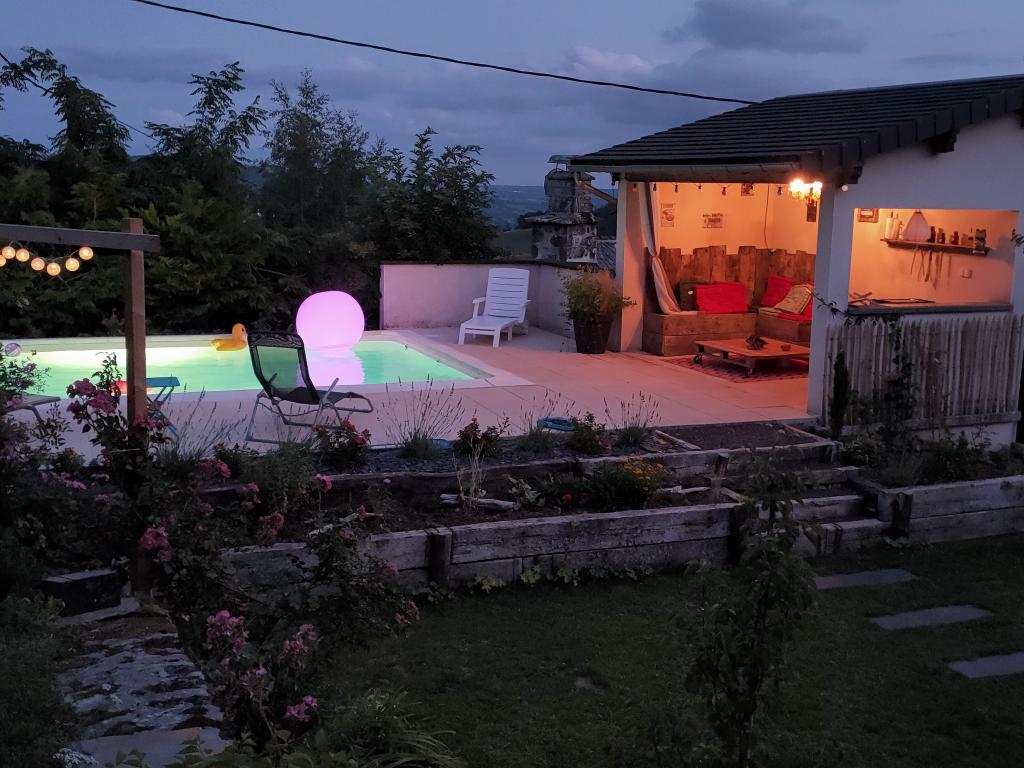 Maison traditionnelle dans les Monts du Cantal, au coeur des grands espaces,  avec piscine privée