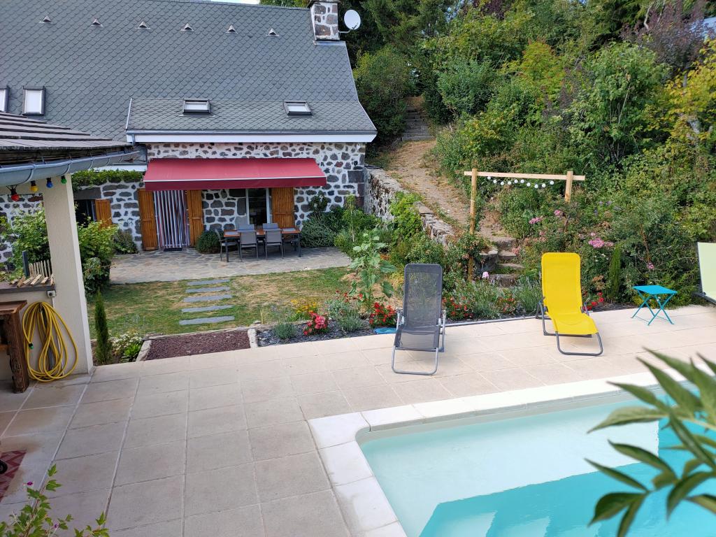 Maison traditionnelle dans les Monts du Cantal, au coeur des grands espaces,  avec piscine privée
