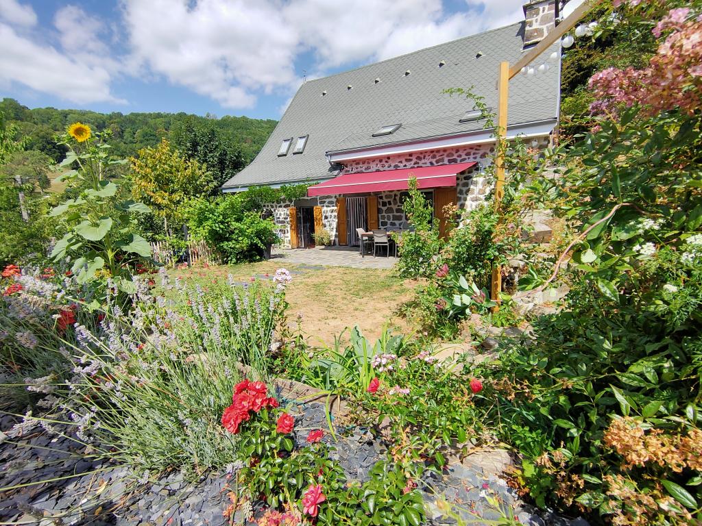 Maison traditionnelle dans les Monts du Cantal, au coeur des grands espaces,  avec piscine privée