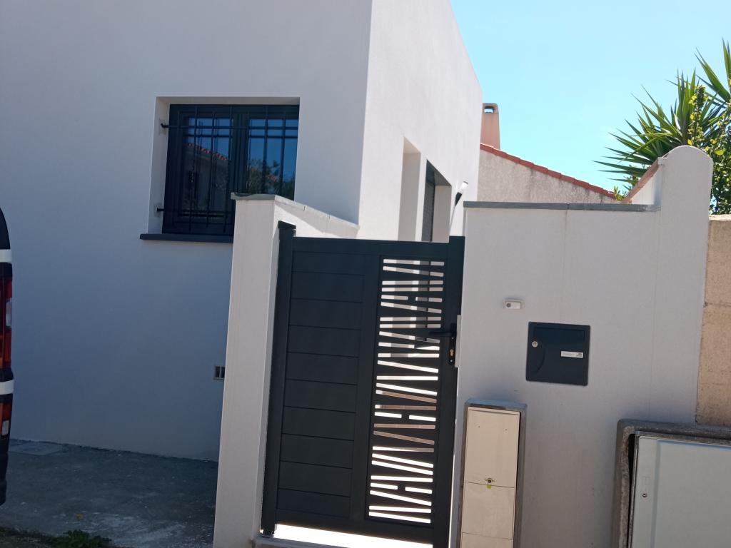 Villa construction 2024 bord de mer. 2 chambres. 2salles de bains. Extérieurs jardin et terrasse.