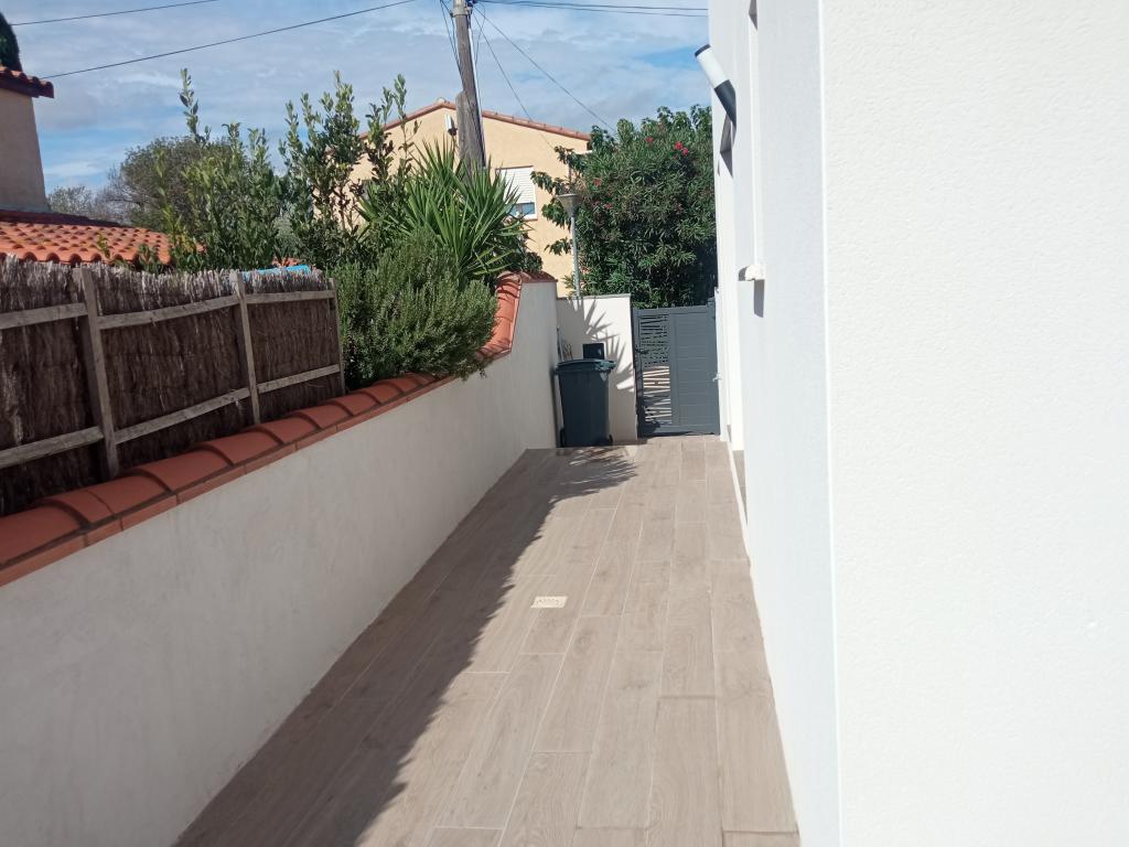 Villa construction 2024 bord de mer. 2 chambres. 2salles de bains. Extérieurs jardin et terrasse.