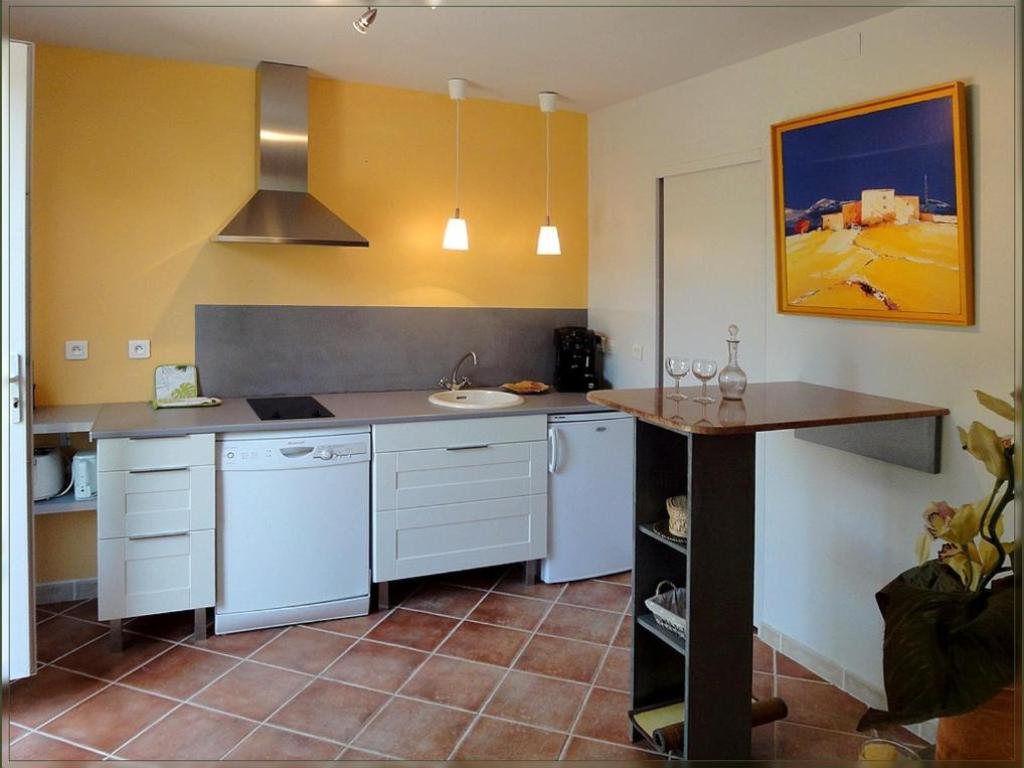 La Gourmandine vous propose un gîte et des chambres d'hôtes dans un havre de paix et de bien être, au pied des Alpilles et au centre de multiples activités culturelles.