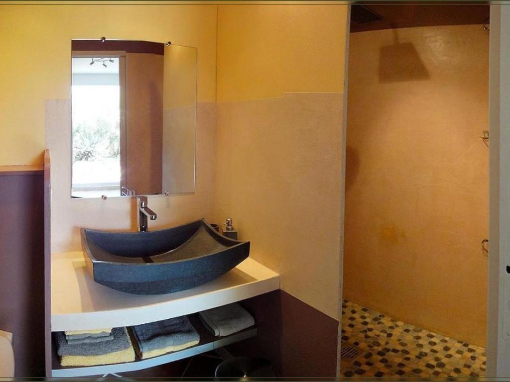 La Gourmandine vous propose un gîte et des chambres d'hôtes dans un havre de paix et de bien être, au pied des Alpilles et au centre de multiples activités culturelles.