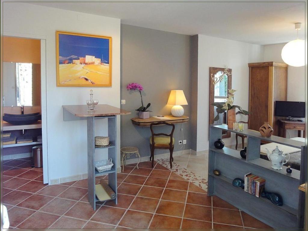 La Gourmandine vous propose un gîte et des chambres d'hôtes dans un havre de paix et de bien être, au pied des Alpilles et au centre de multiples activités culturelles.