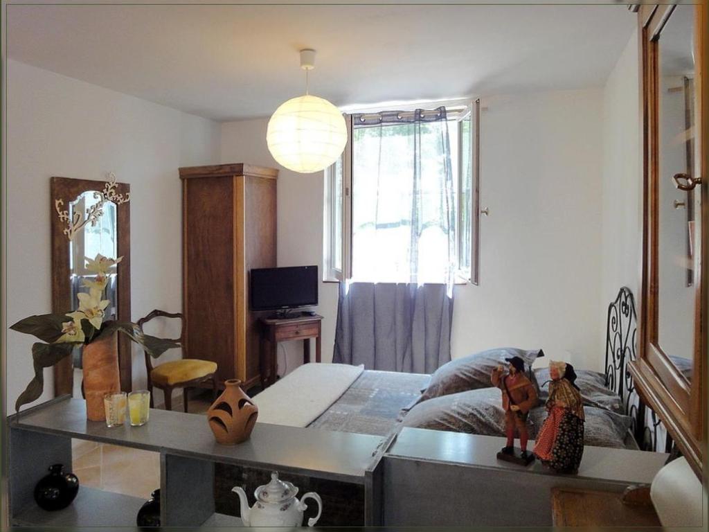 La Gourmandine vous propose un gîte et des chambres d'hôtes dans un havre de paix et de bien être, au pied des Alpilles et au centre de multiples activités culturelles.
