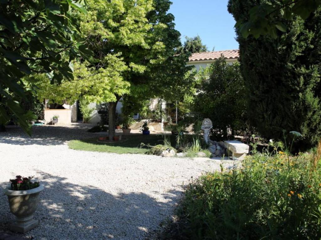 La Gourmandine vous propose un gîte et des chambres d'hôtes dans un havre de paix et de bien être, au pied des Alpilles et au centre de multiples activités culturelles.
