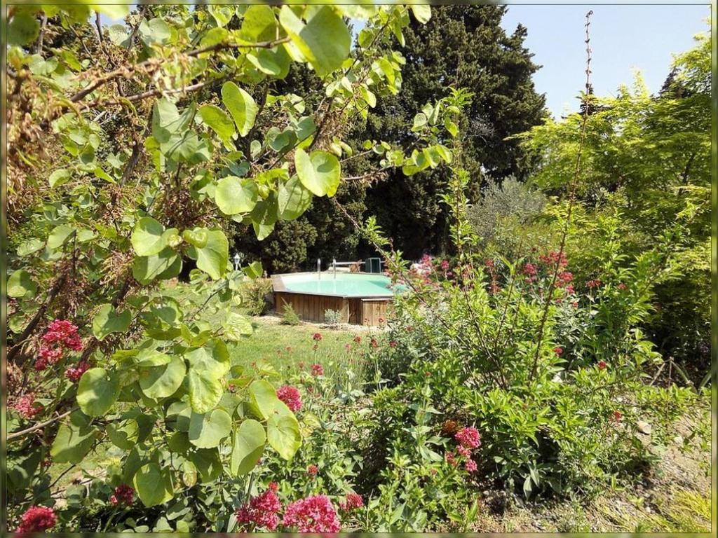 La Gourmandine vous propose un gîte et des chambres d'hôtes dans un havre de paix et de bien être, au pied des Alpilles et au centre de multiples activités culturelles.