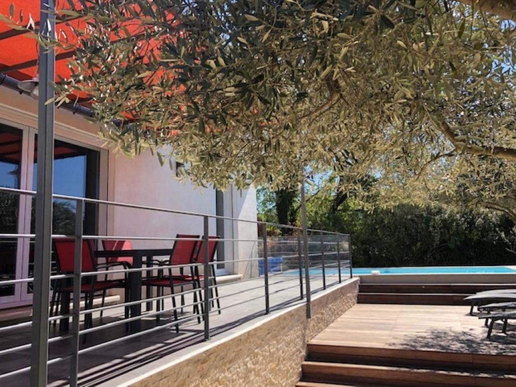 VILLA COQUELICOT AVEC PISCINE PRIVEE, BORNE DE RECHARGE ELECTRIQUE, TERRASSE ET JARDIN PROCHE D’UZES, D’ANDUZE et de NIMES.