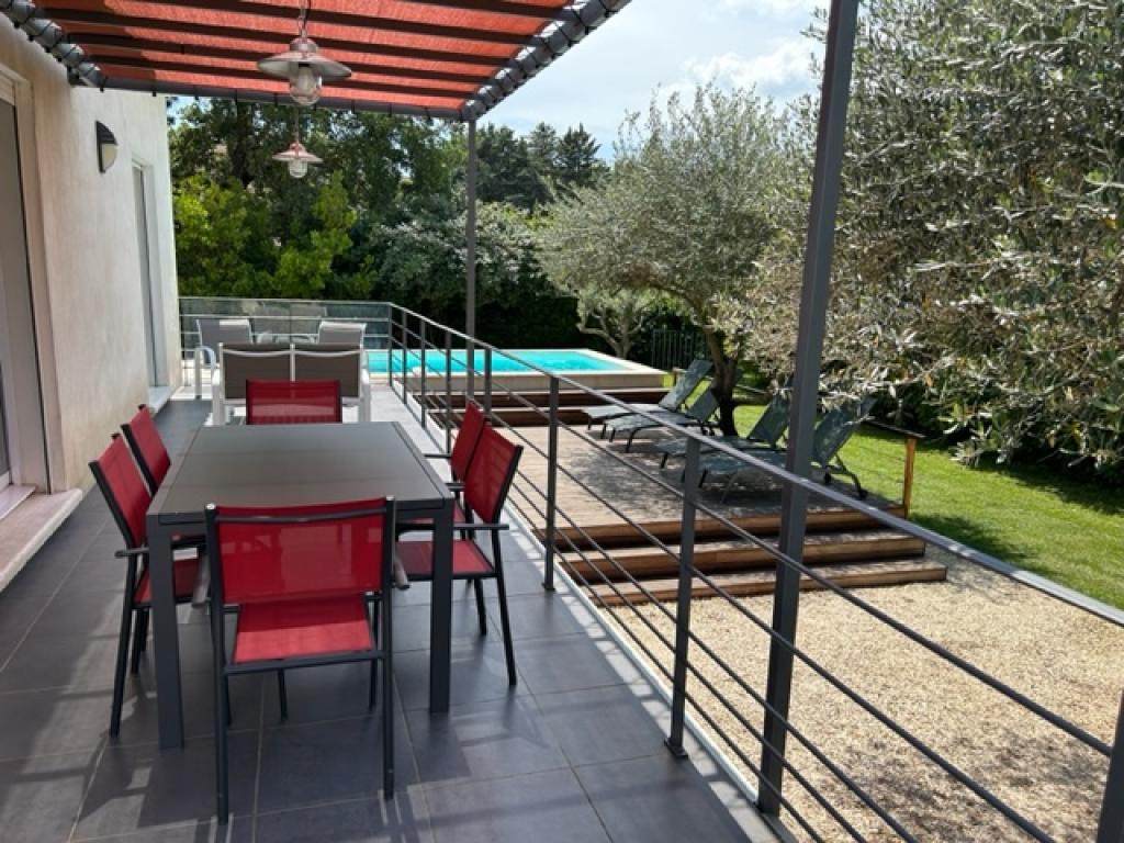 VILLA COQUELICOT AVEC PISCINE PRIVEE, BORNE DE RECHARGE ELECTRIQUE, TERRASSE ET JARDIN PROCHE D’UZES, D’ANDUZE et de NIMES.