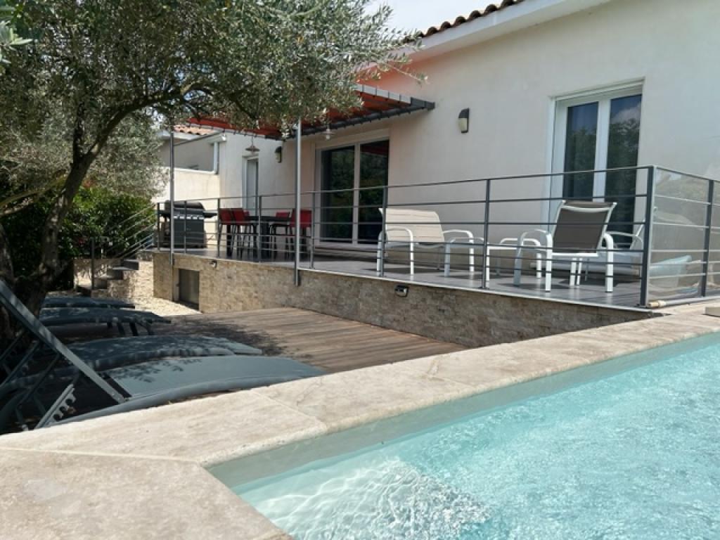 VILLA COQUELICOT AVEC PISCINE PRIVEE, BORNE DE RECHARGE ELECTRIQUE, TERRASSE ET JARDIN PROCHE D’UZES, D’ANDUZE et de NIMES.