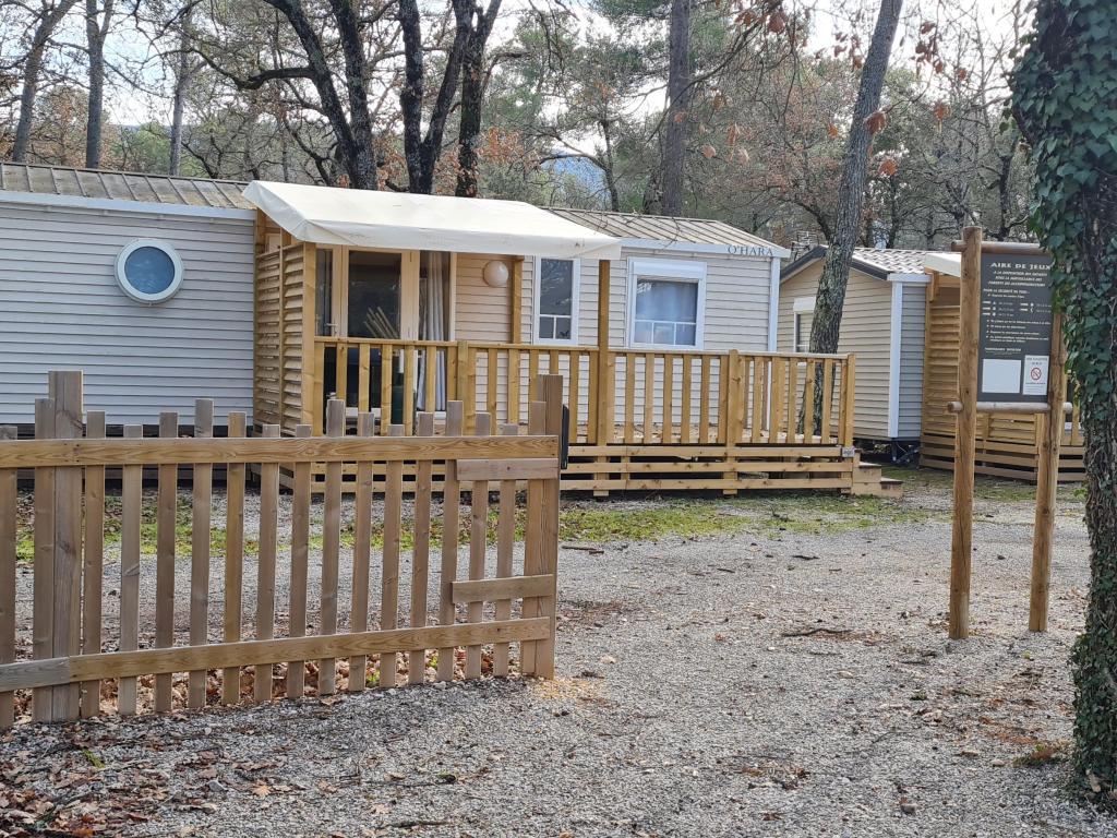 Mobilhome Premium 3 chambres 6 personnes camping 4* Domaine de la Sainte Baume. emplacement idéal.