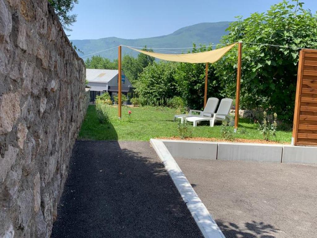 Spa repos bien être à Voglans appartement en maison au rez de chaussée avec spa privatisé à volonté entre Chambéry et Aix Les Bains en Savoie