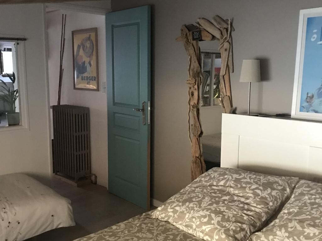 Charmant hébergement dans un écrin de verdure plein sud . Idéal pour les besoins urgents de calme !