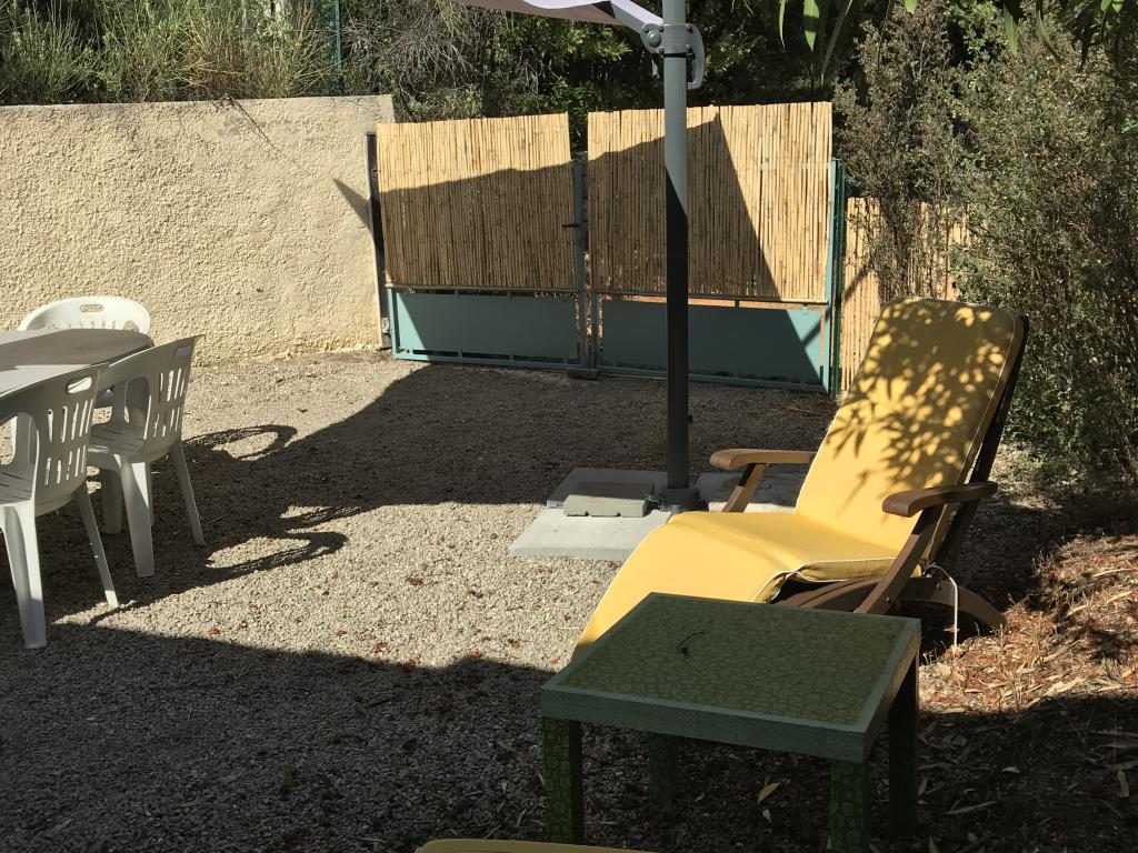 Charmant hébergement dans un écrin de verdure plein sud . Idéal pour les besoins urgents de calme !