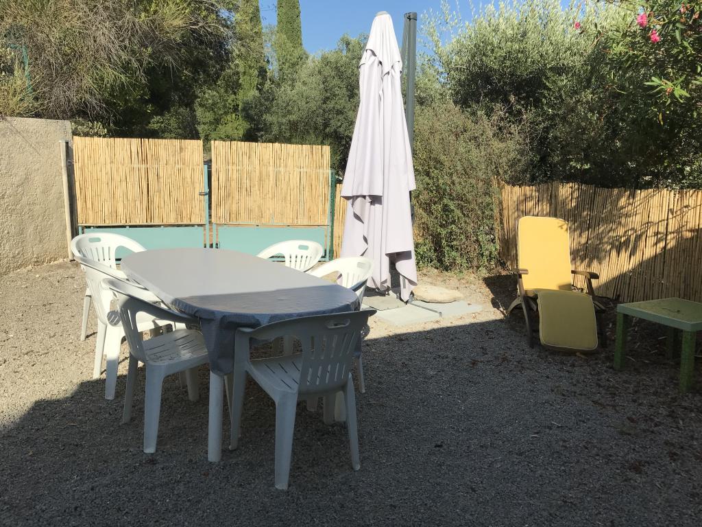 Charmant hébergement dans un écrin de verdure plein sud . Idéal pour les besoins urgents de calme !