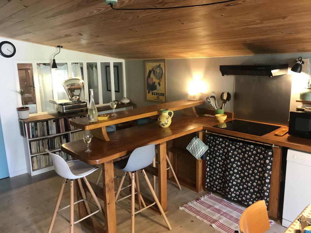 Charmant hébergement dans un écrin de verdure plein sud . Idéal pour les besoins urgents de calme !