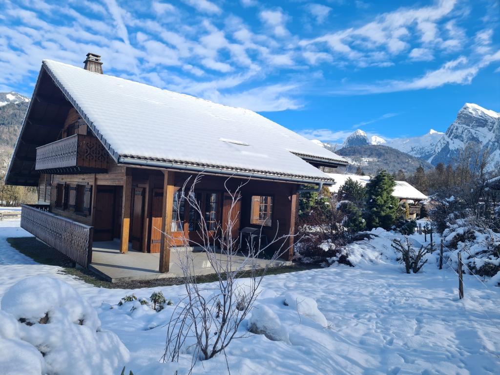 Grand Chalet près des pistes et d'un lac bleu